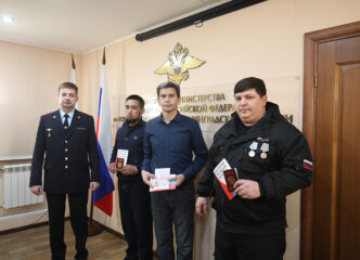 Во Всеволожском районе вручили паспорта РФ троим иностранцам – участникам СВО
