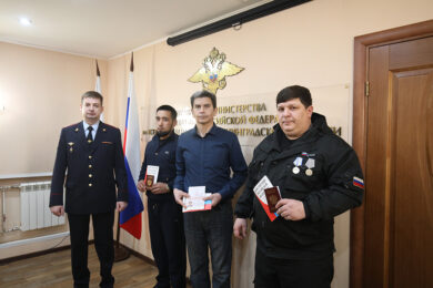 Во Всеволожском районе вручили паспорта РФ троим иностранцам – участникам СВО