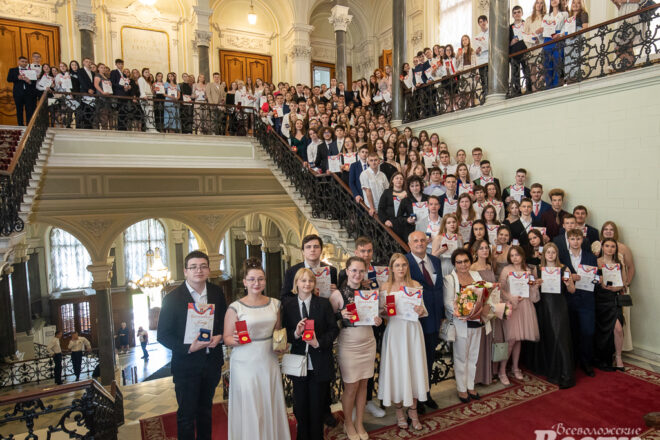 Выпускникам Всеволожского района вручили медали «За особые успехи в учебе»
