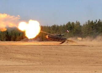 В Сертолово воины-танкисты показали шоу боевых машин